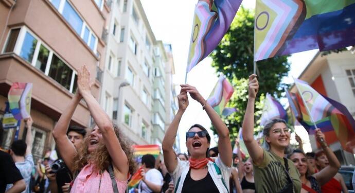 İzmir ve İstanbul’da Onur Yürüyüşü’ne polis engeli: Çok sayıda gözaltı var