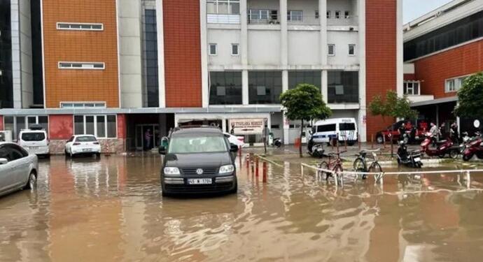 Manisa’da sağanak yağış: Hastaneyi su bastı