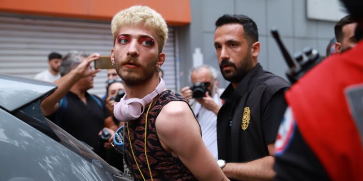 Taksim’de Onur Yürüyüşü’ne polis saldırısı: 8 kişi gözaltına alındı