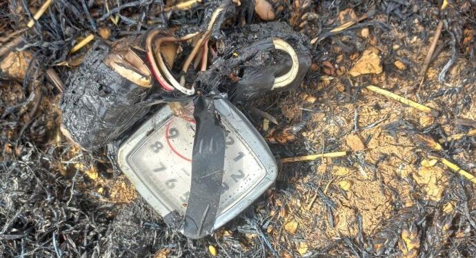 Yanan tarlada saatli bomba bulundu