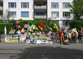 Qamişlo saldırısı Zürih’teki Türkiye konsolosluğu önünde protesto edildi