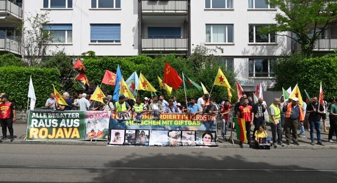 Qamişlo saldırısı Zürih’teki Türkiye konsolosluğu önünde protesto edildi
