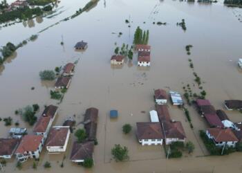 Karadeniz bölgesi HES, maden, enerji, kıyı dolguları ve dere yataklarının imara açılmasıyla birlikte yağışlar sellere dönüşüp büyük yıkımlara neden olmakta.