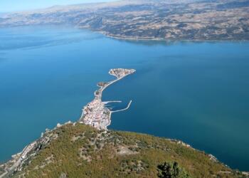 Eğirdir Gölü'nü besleyen sular üzerine kurulan barajlar ve aşırı su kullanımı nedeniyle göl hızla kurumaya doğru yol alıyor