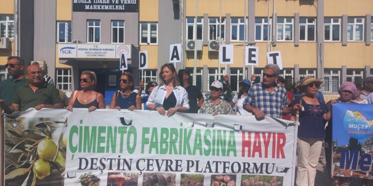 Deştinli köylülerden oturma eylemi