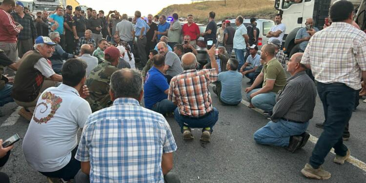 Niğde’de kiraz üretici köylüler yol kapattı: Emeğimizin karşılığını istiyoruz