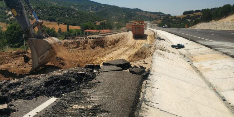 Uşak’ta seçimden bir hafta önce açılan yol çöktü
