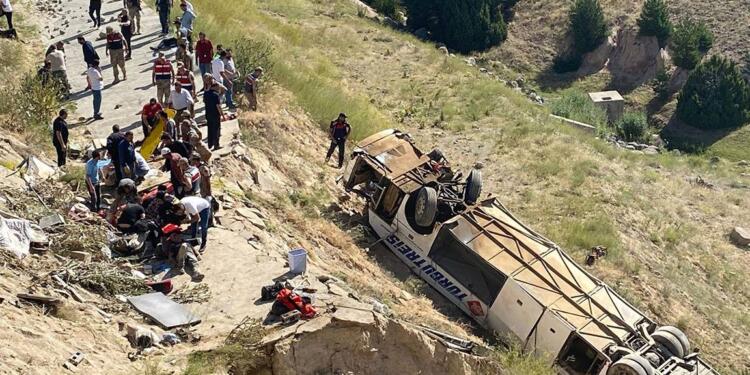 Qers’te yolcu otobüsü viyadükten düştü: 7 ölü, 22 yaralı
