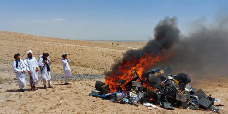 Taliban müzik aletlerini yaktı