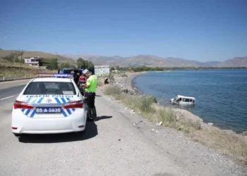 Kontrolden çıkan minibüs Wan Gölü’ne uçtu: 11 yaralı