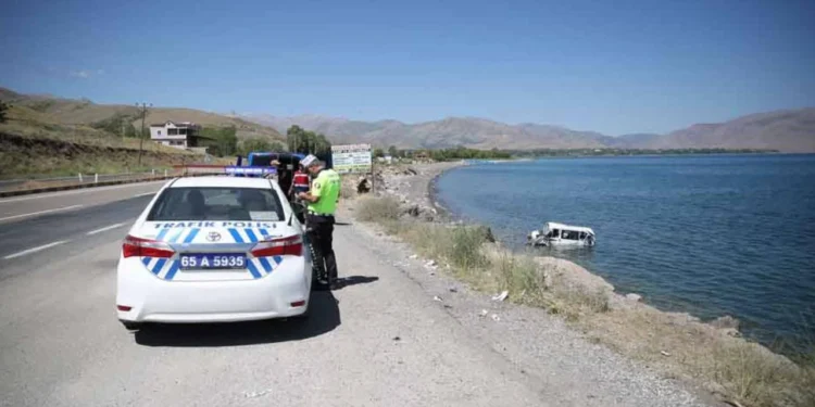 Kontrolden çıkan minibüs Wan Gölü’ne uçtu: 11 yaralı