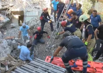 ‘Kontrollü’ bina yıkımında göçük: Operatör enkaz altında kaldı