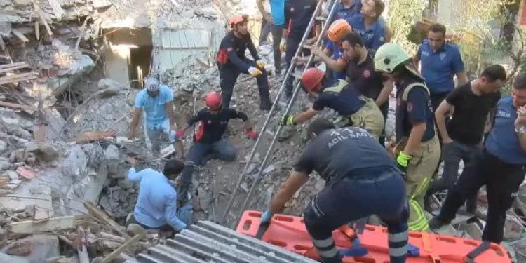 ‘Kontrollü’ bina yıkımında göçük: Operatör enkaz altında kaldı