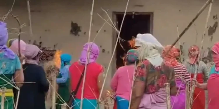 Hindistan’da toplu tecavüz olayı: Kadınlar baş failin evini yaktı