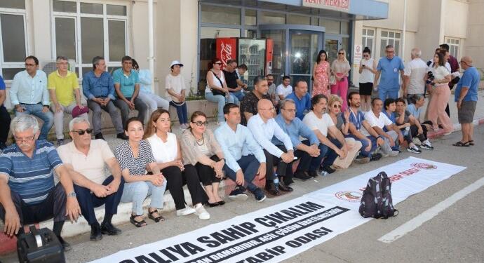 Adana Tabip Odası’ndan Çukurova Üniversitesi Tıp Fakültesi önünde açıklama