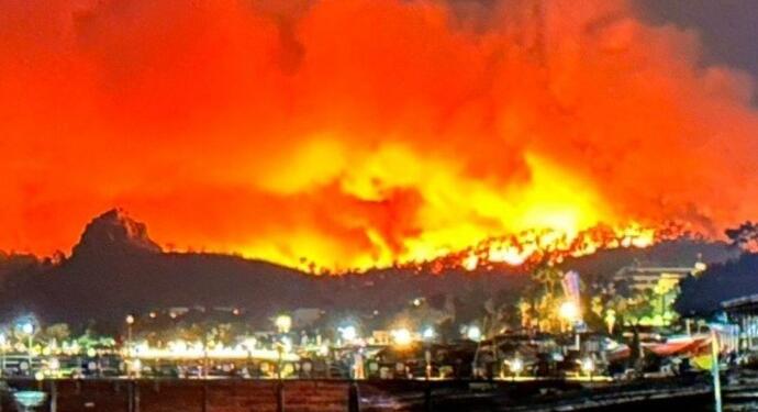 Kemer’de orman yangını: Devlet hastanesi ve evler tahliye edildi