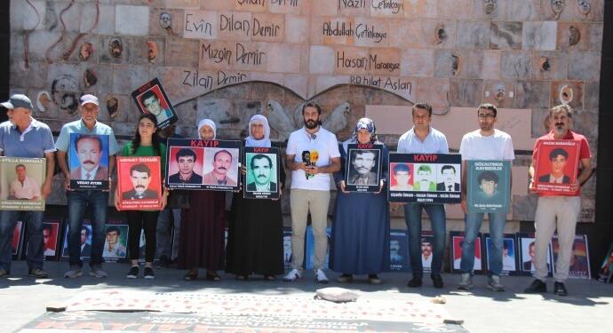 Kayıp yakınları Aras ve Ay’ın akıbetini sordu