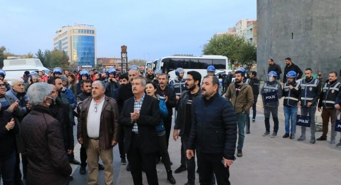 Amed’te 5 öğretmen göreve iade edildi