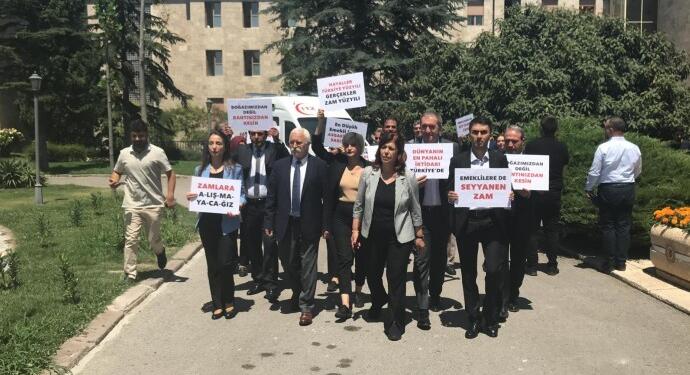 Yeşil Sol Parti’li vekiller zamlara karşı bakanlığa yürüdü