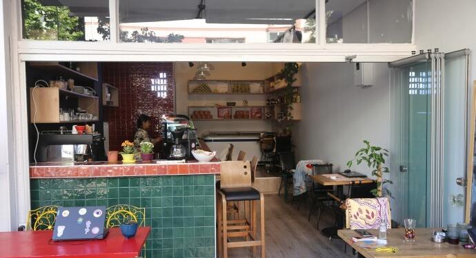 İş yerini depremzede kadınlara açtı