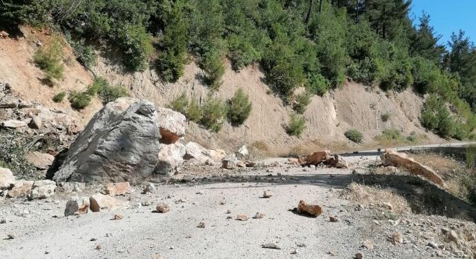 Deprem nedeniyle Kozan-Feke yolu kapandı