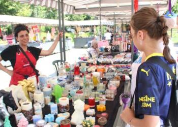 Kadınlar semt pazarında ürettiklerini satışa sunuyor