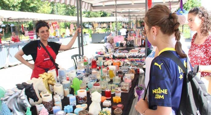 Kadınlar semt pazarında ürettiklerini satışa sunuyor
