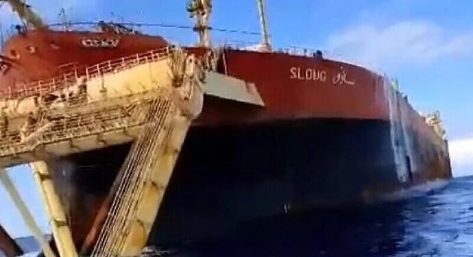 Aliağa’da söküm için bekletilen kimyasal atık tankeri tehlike saçıyor