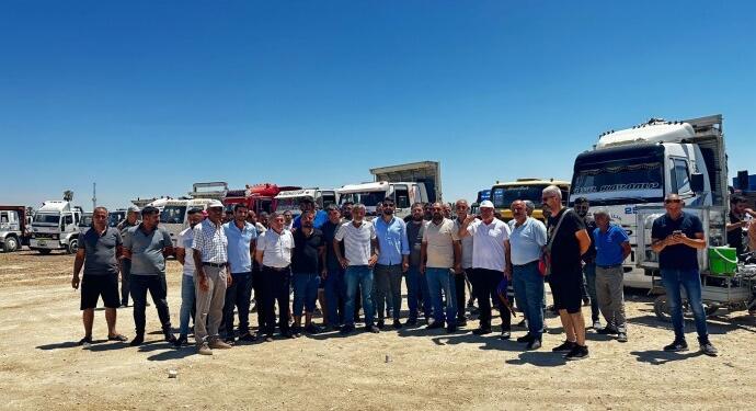 Mersin’de kamyon sürücüleri iş bıraktı