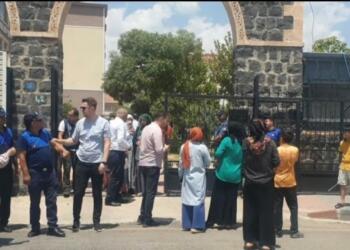 Kayyum kadınlarla görüşmedi, kadınlar su bidonlarıyla protesto etti
