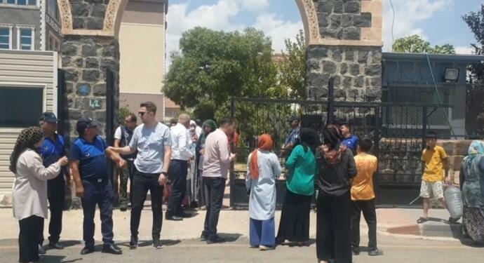 Kayyum kadınlarla görüşmedi, kadınlar su bidonlarıyla protesto etti