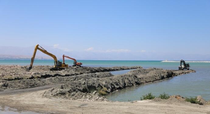 Kalçık: Wan Gölü yanlış yöntemle temizleniyor