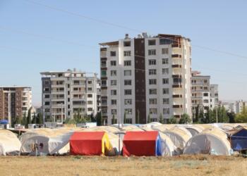 Av. Şirvan Yakut: Depremzede mültecileri şehrin dışına çıkmaya zorluyorlar