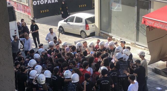 Suruç Katliamı için bildiri dağıtan gençlere gözaltı