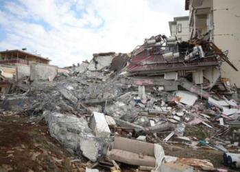 Mereş’te deprem: Ağır hasarlı bina yıkıldı