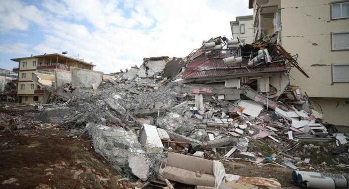 Mereş’te deprem: Ağır hasarlı bina yıkıldı