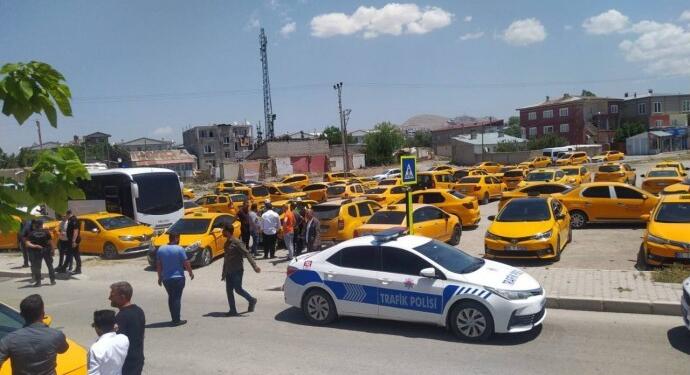 Wan’da belediyeyi protesto eden taksiciler kontak kapattı