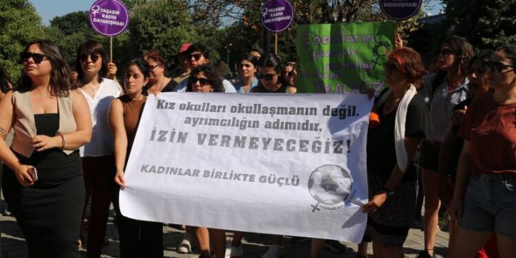 Kadınlar Birlikte Güçlü: Cinsiyetçi eğitime izin vermeyeceğiz