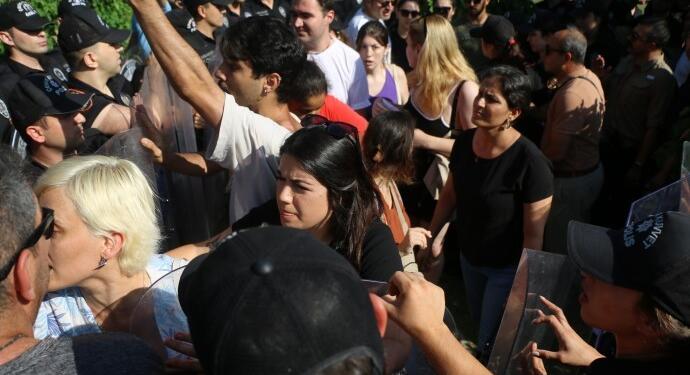 Adana’da LGBTİ+ açıklamasında 18 kişi gözaltına alındı