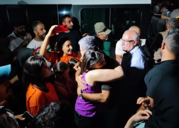 Tahliye olan gazeteciler zılgıtlarla karşılandı