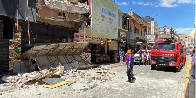 Depremde hasar gören bina çöktü: 3 yaralı