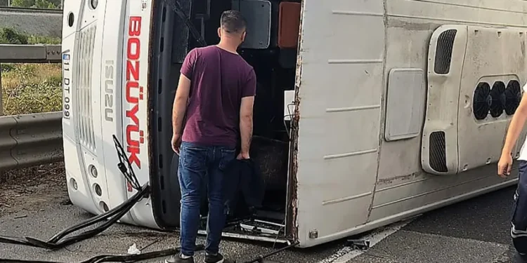 Bilecik’te işçi servisi devrildi: 11 yaralı