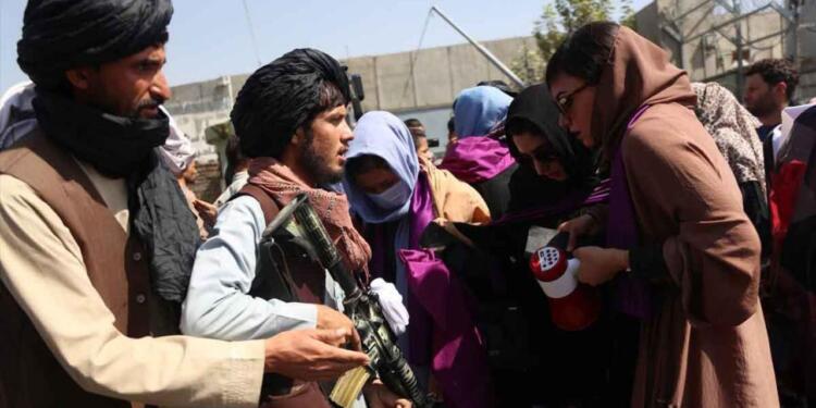 Taliban alanlara çıkan kadınlara saldırdı