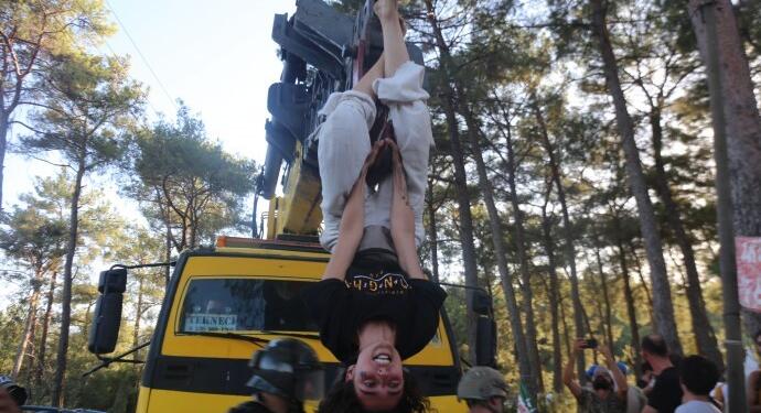 Akbelen’de TIR ormana sokulmadı