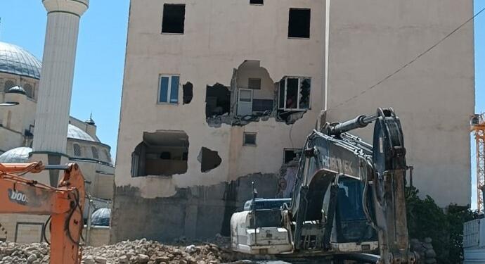 AKP’li belediye davayı kazanan ailenin binasını yıktı