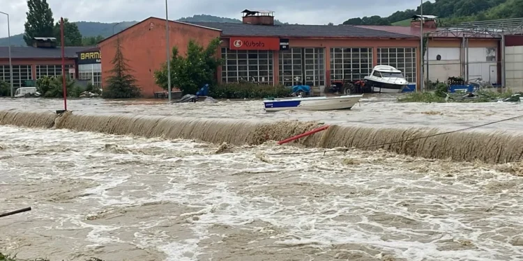 Bartın’da sel: Sanayide mahsur kalan işçiler helikopterle kurtarıldı