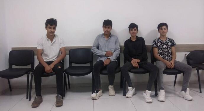 Askerlerin darp ederek gözaltına aldığı 4 genç serbest bırakıldı