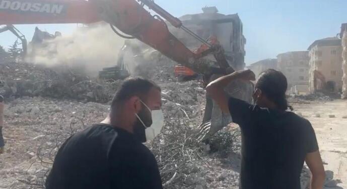 Defne’de susuz enkaz kaldırma çalışması yüzünden halk nefes alamıyor