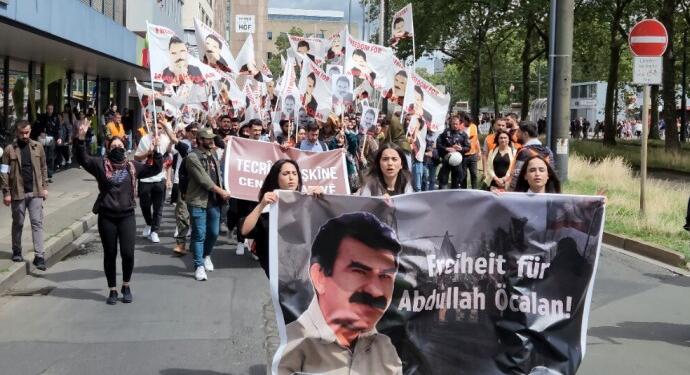 Gençler Düsseldorf’ta tecride karşı yürüdü