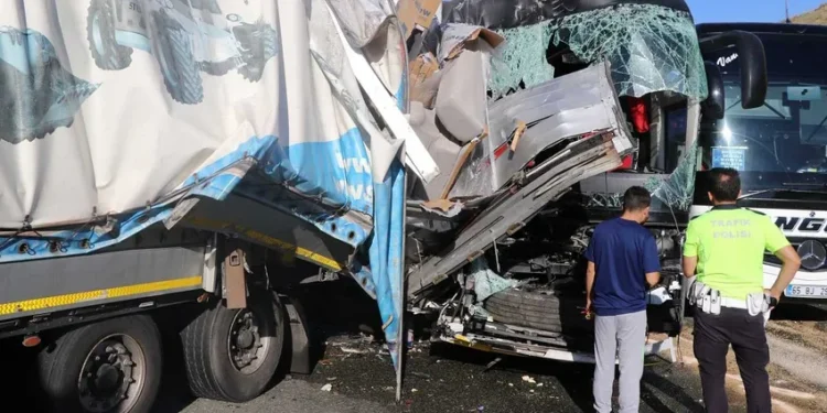 Yolcu otobüsü ile tır çarpıştı: 1 ölü, 34 yaralı